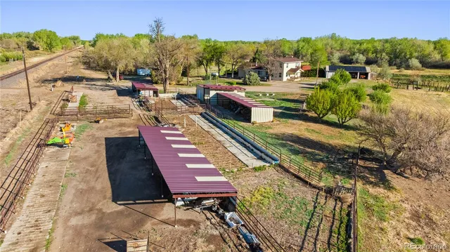 a view of residential houses with outdoor space