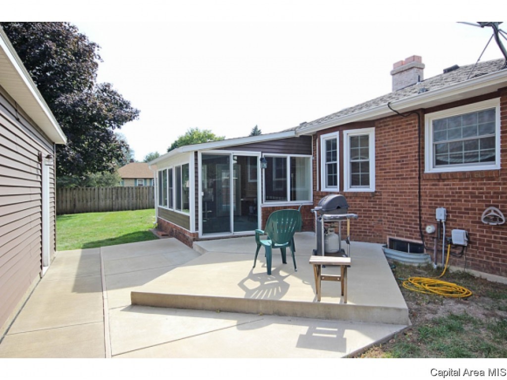 138 Golf Road Springfield, IL 62704 - Photo 33 of 36