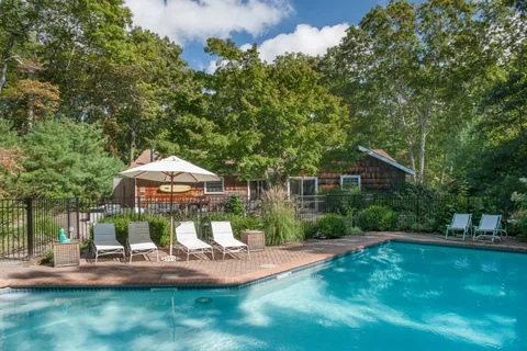34 Middle Line Highway, Southampton, NY 11968