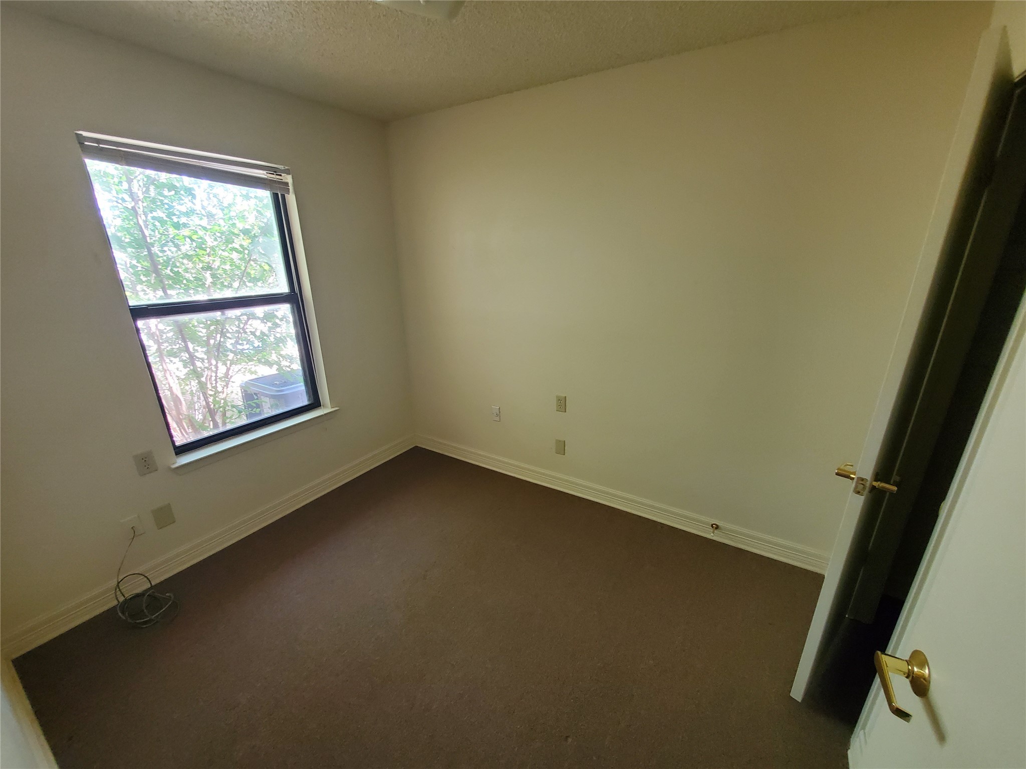 400 Northwest 2nd Street Seminole, TX 79360 - Photo 5 of 7 an empty room with a window