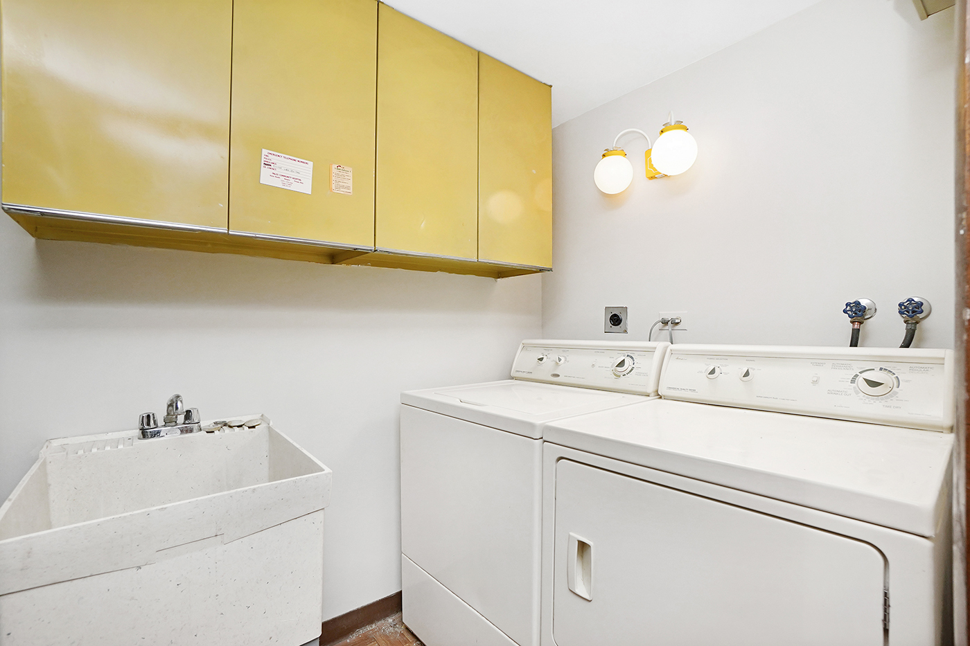 13222 South Oak Ridge Trail, Unit 1A Palos Heights, IL 60463 - Photo 13 of 21 a utility room with dryer and washer