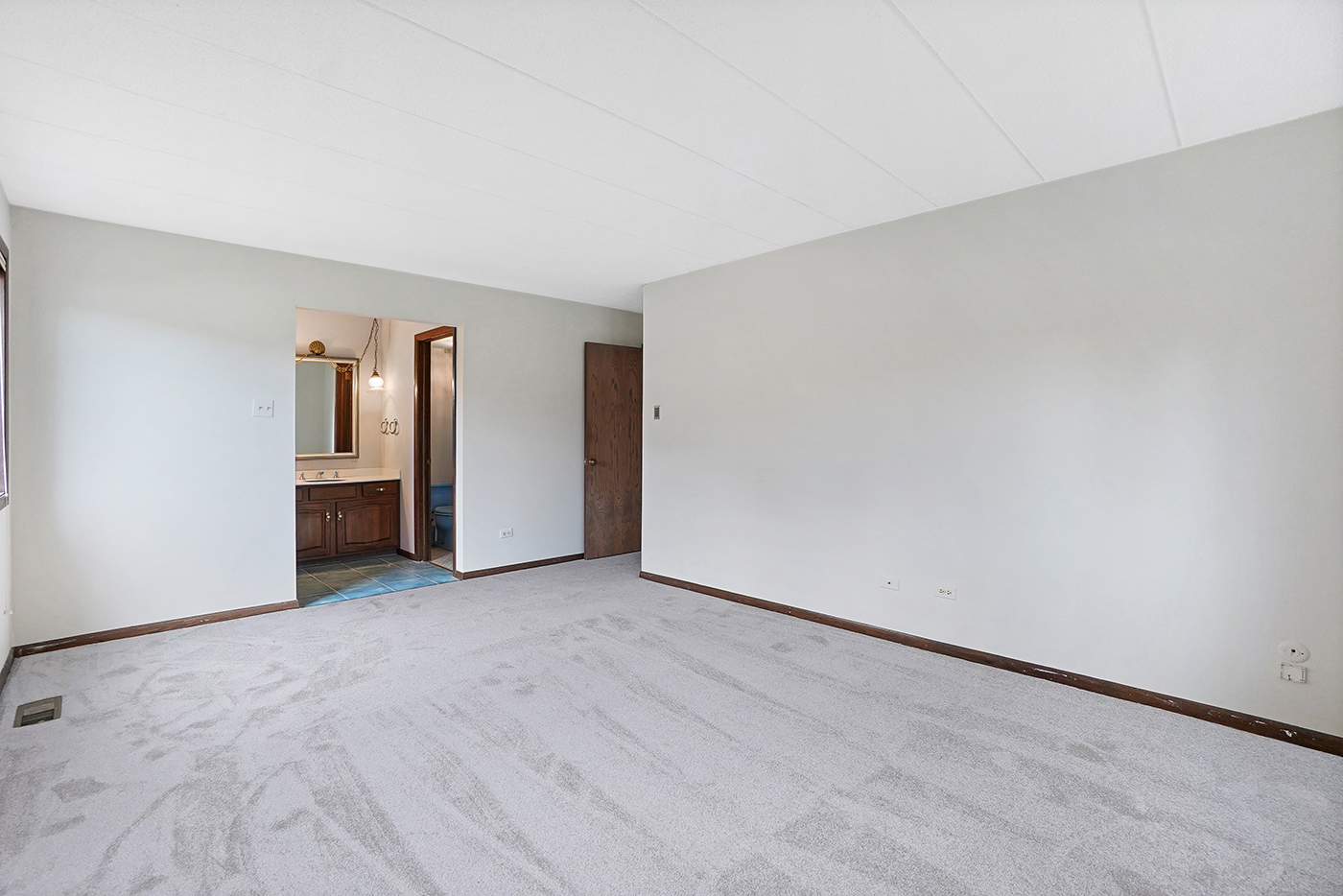 13222 South Oak Ridge Trail, Unit 1A Palos Heights, IL 60463 - Photo 17 of 21 an empty room with a bathroom