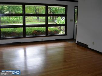 259 Rutgers Avenue Hamilton, NJ 08619 - Photo 2 of 9 Living Room