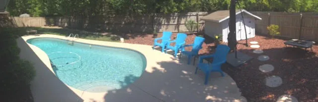 a view of a backyard