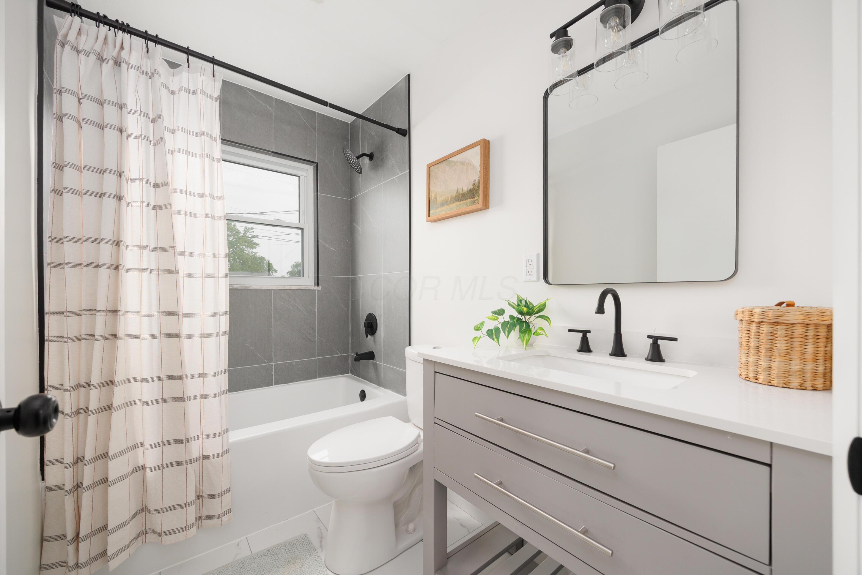 1079 Loring Road Columbus, OH 43224 - Photo 27 of 48 Full Bath
