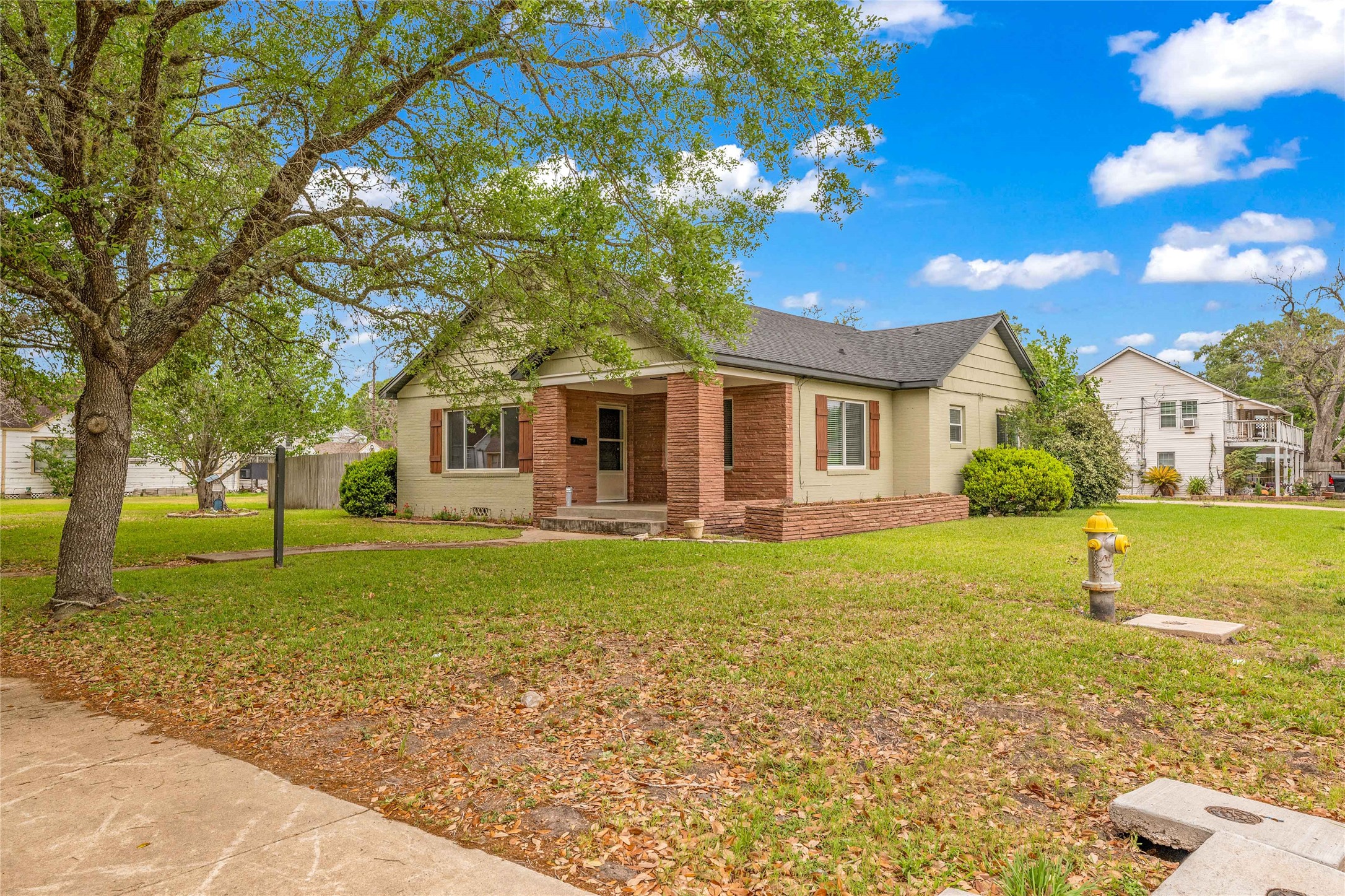 2527 Avenue G Rosenberg, TX 77471 - Photo 1 of 35 a front view of a house with a garden