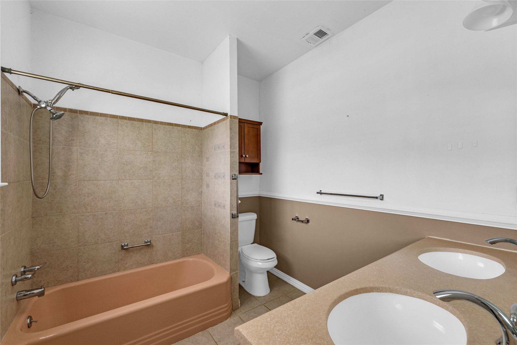 2527 Avenue G Rosenberg, TX 77471 - Photo 14 of 35 a bathroom with a sink a toilet and a bathtub