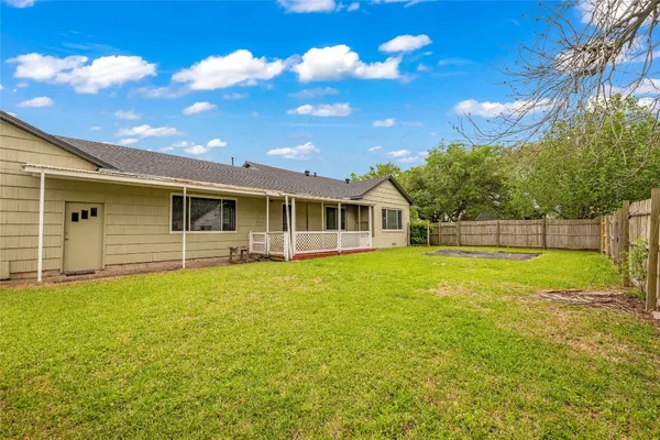 $320,000 | 2527 Avenue G, Rosenberg, TX 77471