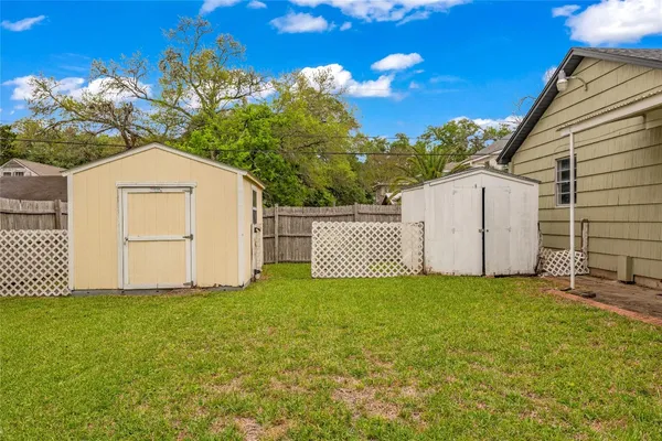 $320,000 | 2527 Avenue G, Rosenberg, TX 77471