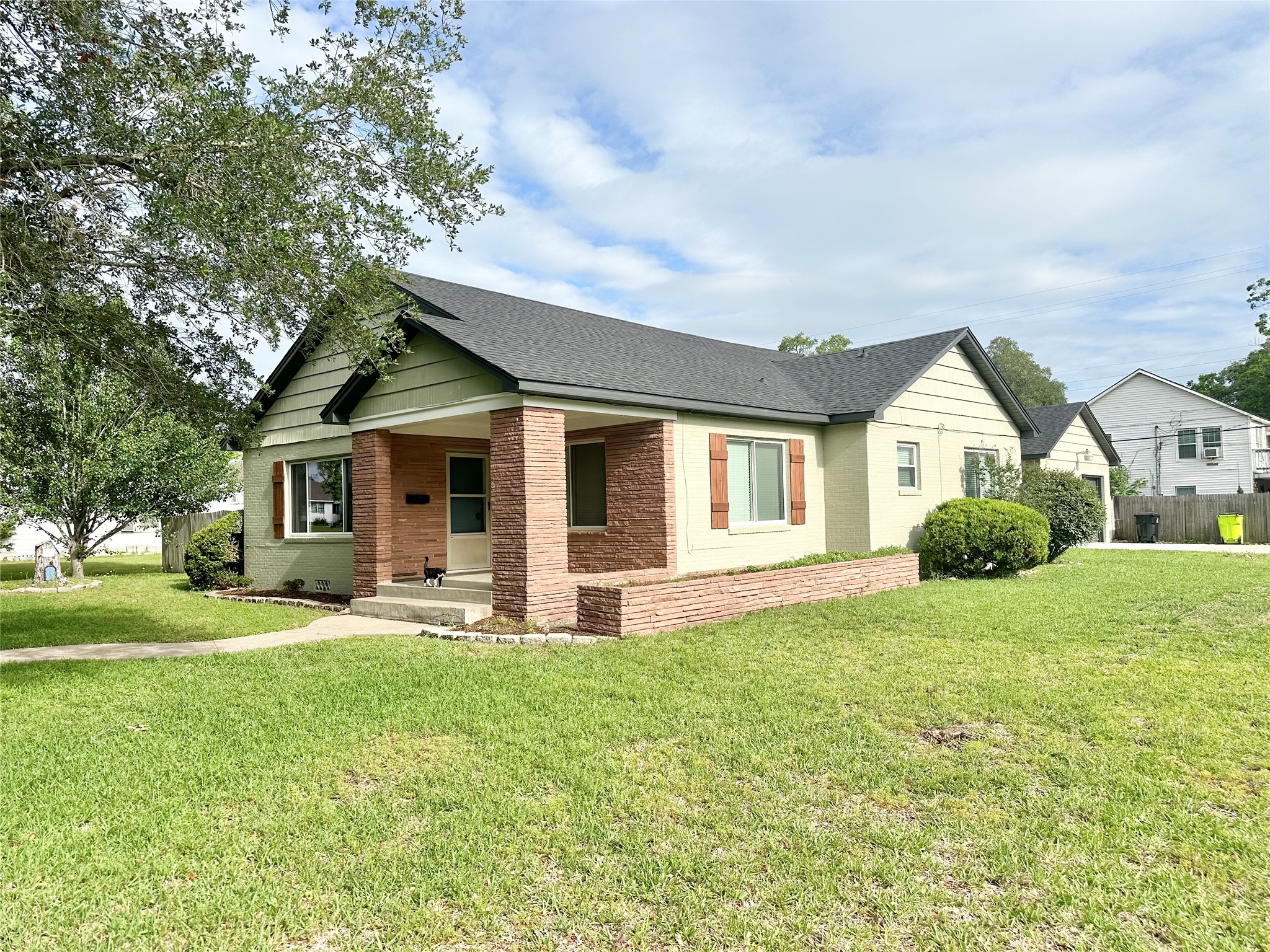 2527 Avenue G Rosenberg, TX 77471 - Photo 4 of 35 a front view of a house with a yard and porch