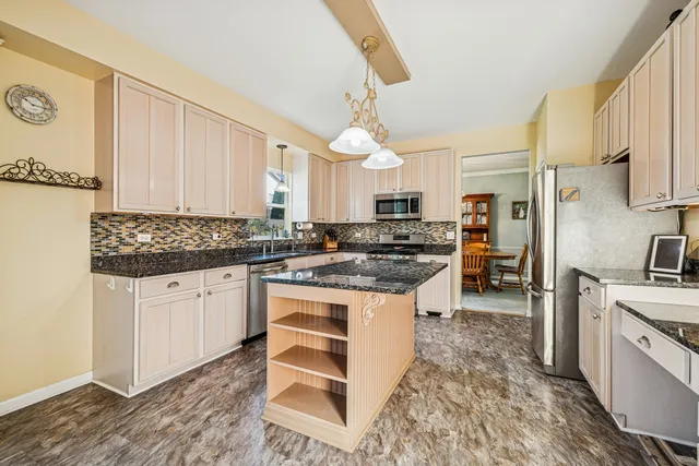 $469,900 | 1804 Redwood Lane, McHenry, IL 60051