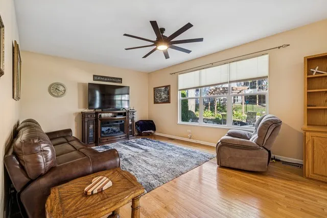 $469,900 | 1804 Redwood Lane, McHenry, IL 60051