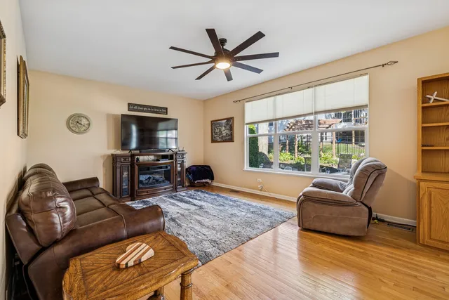 $469,900 | 1804 Redwood Lane, McHenry, IL 60051