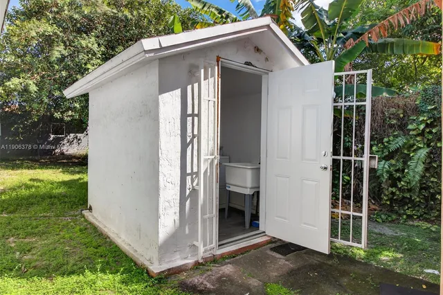 a view of a back yard of the house