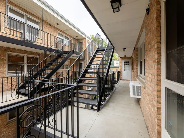 $240,000 | 6587 North Northwest Highway, Unit 1A, Chicago, IL 60631