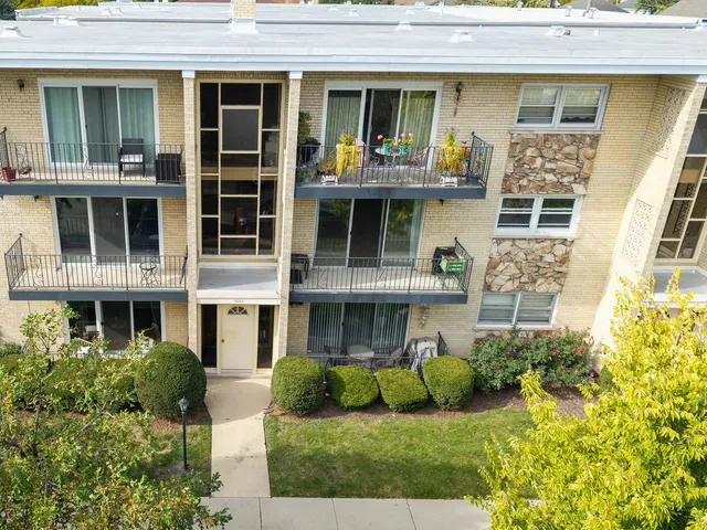 $240,000 | 6587 North Northwest Highway, Unit 1A, Chicago, IL 60631