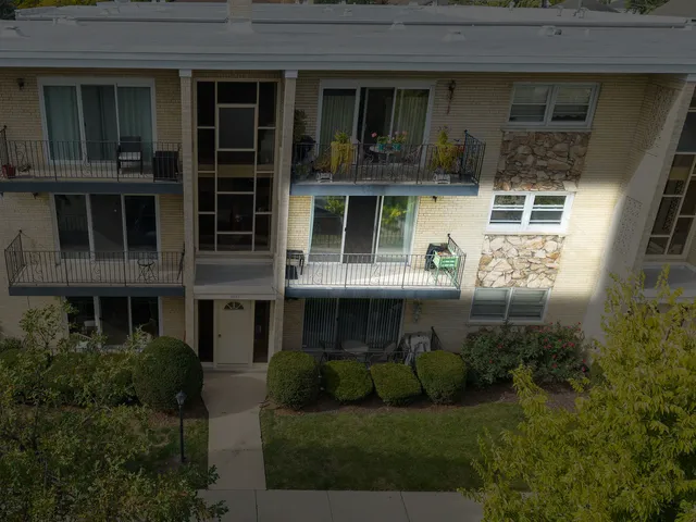 $240,000 | 6587 North Northwest Highway, Unit 1A, Chicago, IL 60631