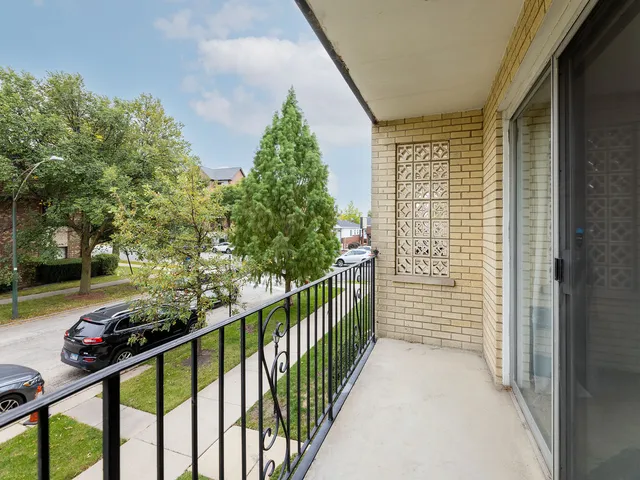 $240,000 | 6587 North Northwest Highway, Unit 1A, Chicago, IL 60631