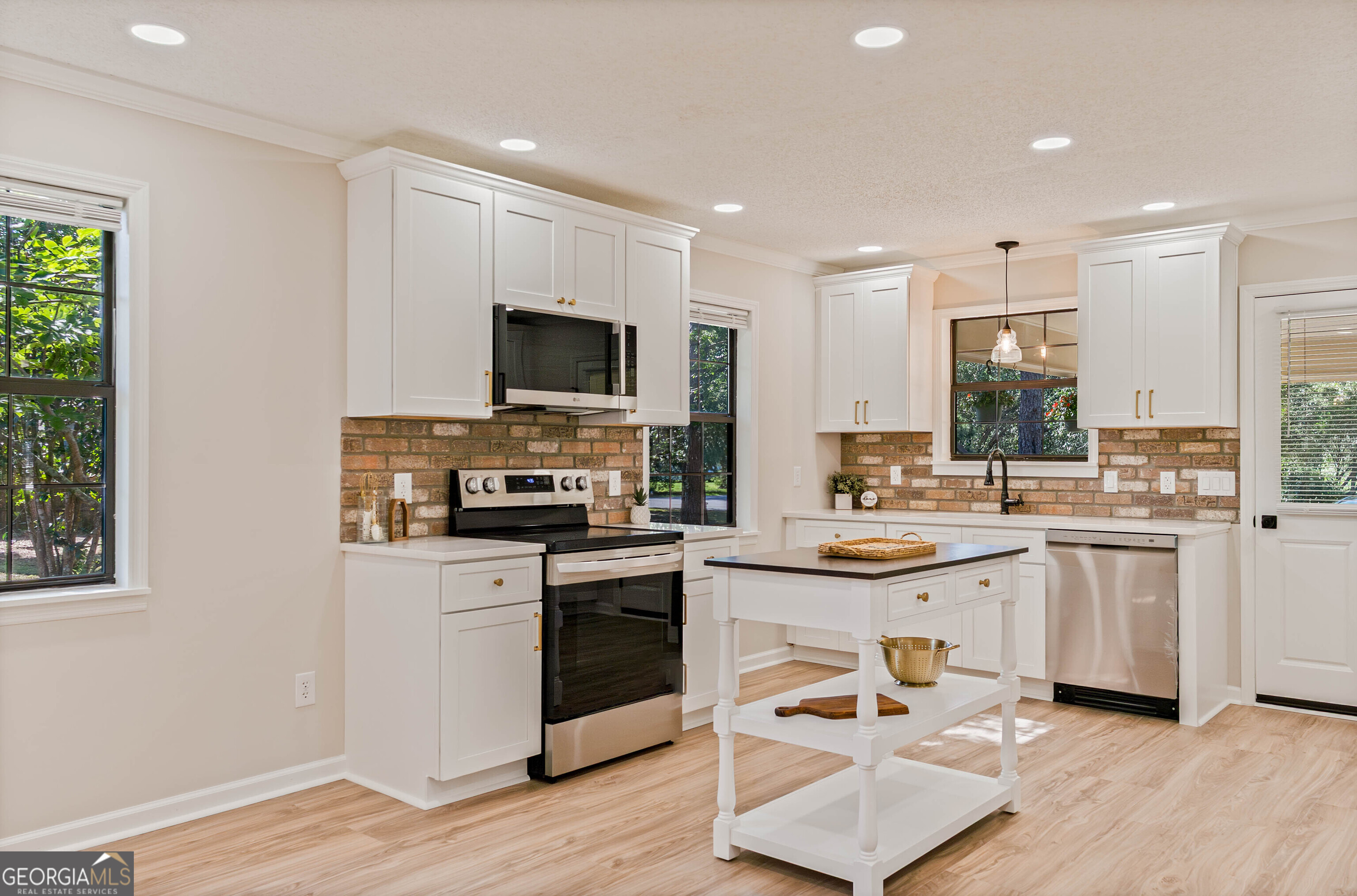 1010 Cherrywood Road Waycross, GA 31503 - Photo 6 of 27