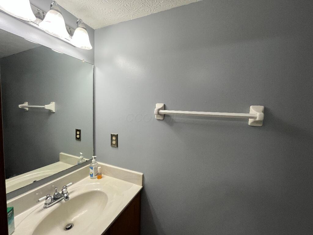 1372 Tera Alta Road Columbus, OH 43207 - Photo 17 of 40 16
