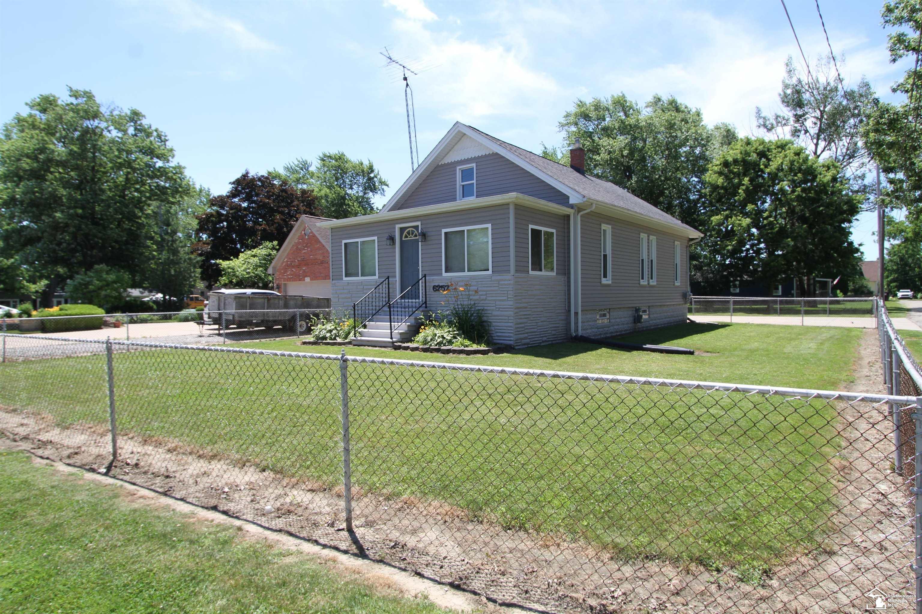 6257 East Dunbar Road Monroe, MI 48161 - Photo 2 of 34 50180049-bfdbd99d-e1b1-4659-a68c-daca473e0c78.JPG