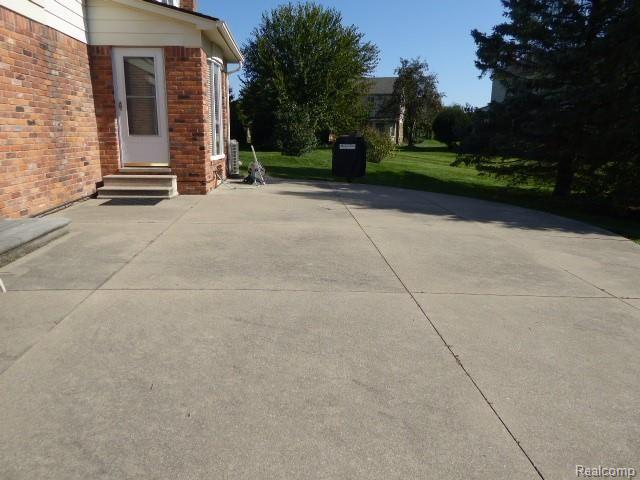 668 Lockmoore Court Rochester, MI 48307 - Photo 22 of 22 P1000379.JPG
