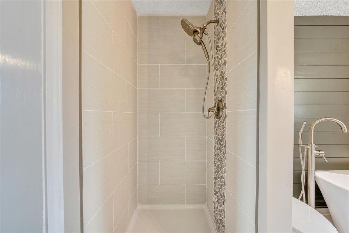 1101 Estates Road Moneta, VA 24121 - Photo 17 of 42 Master bath