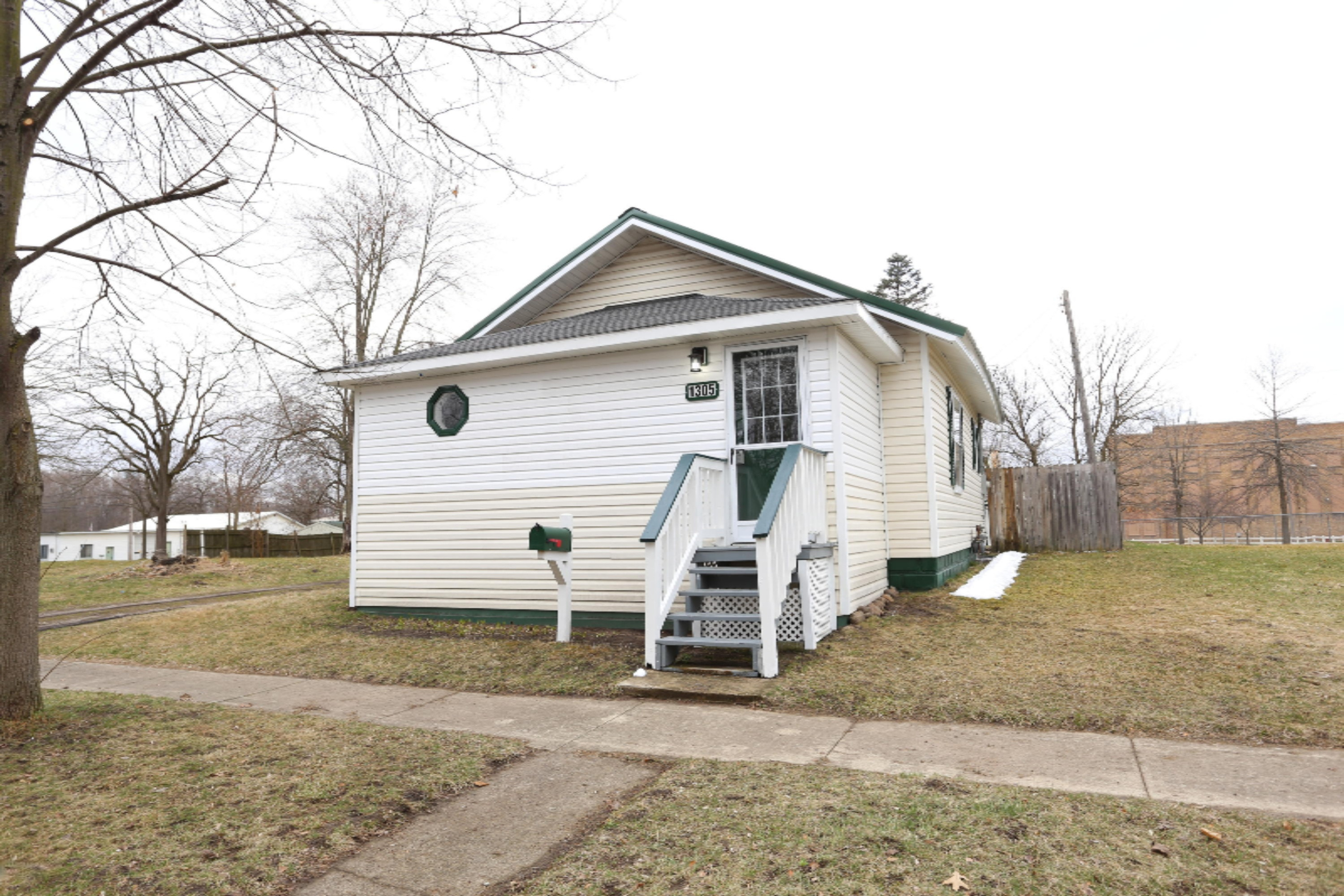 1305 4th Street Three Rivers, MI 49093 - Photo 3 of 22 IMG_2366