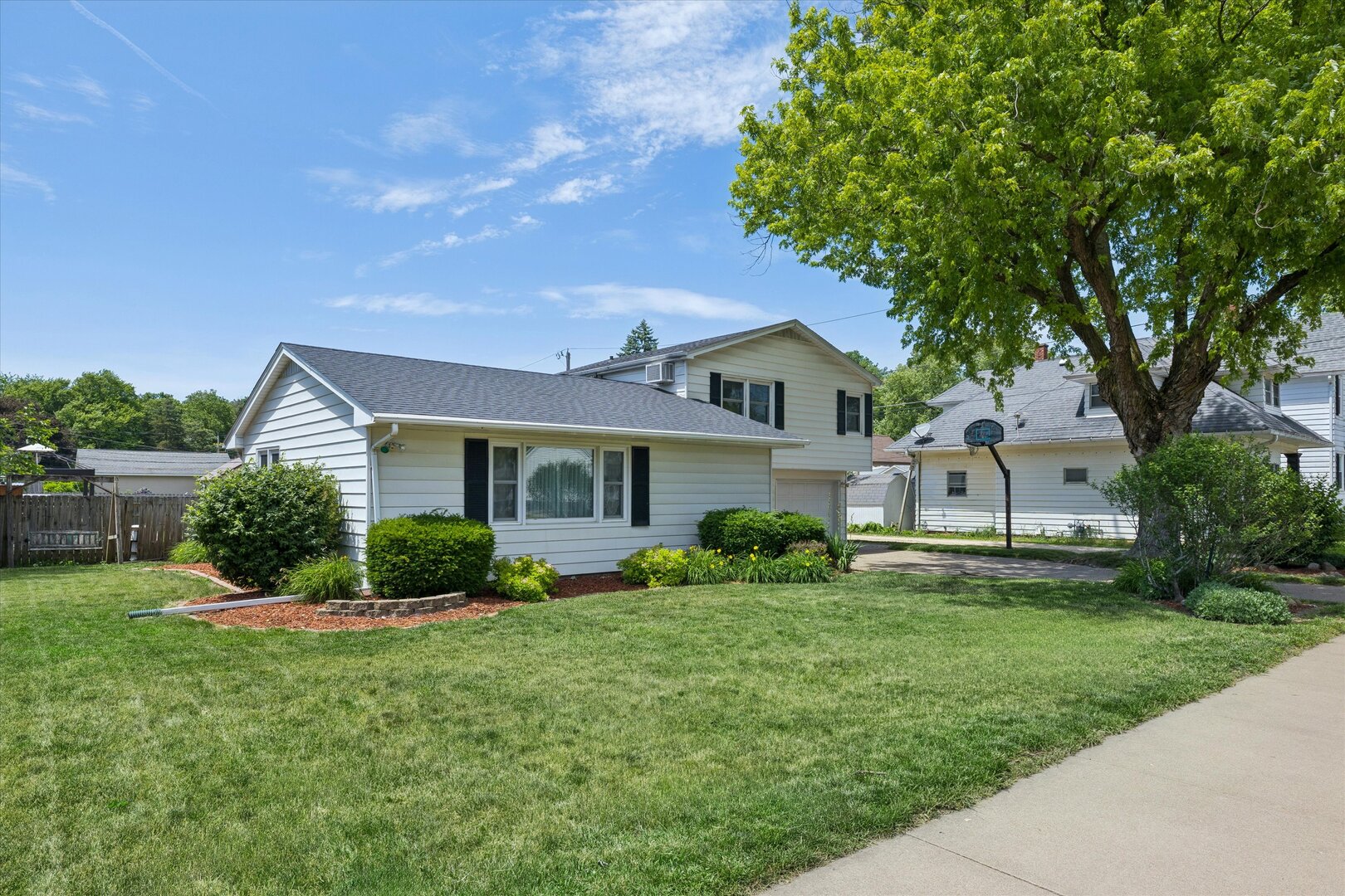604 North 4th Street Clinton, IA 52732 - Photo 3 of 38