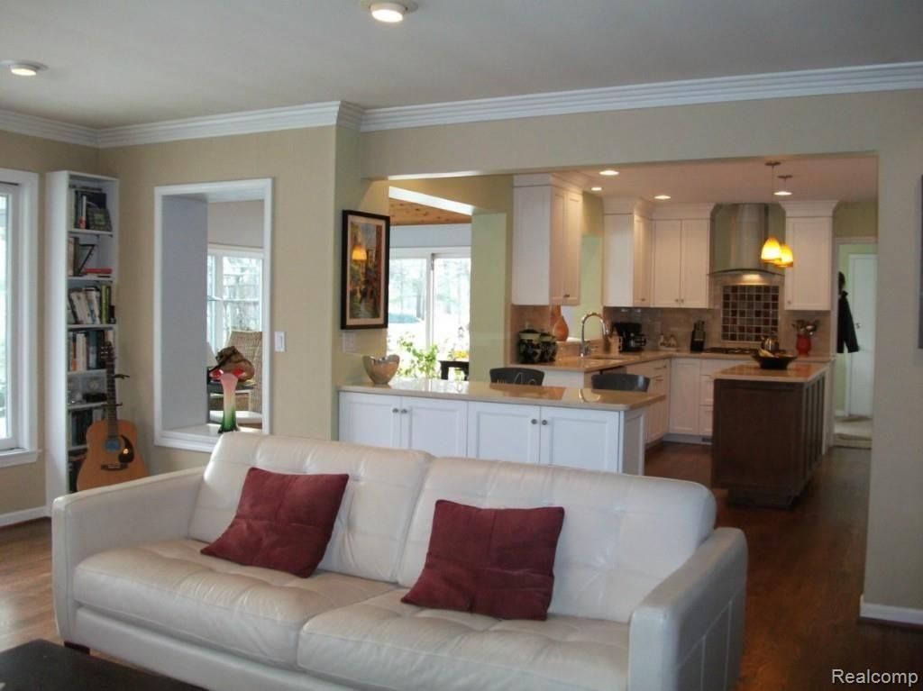 1085 Fox Chase Road Bloomfield Hills, MI 48301 - Photo 9 of 27 Family Room