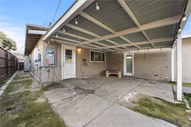 a view of a house with backyard