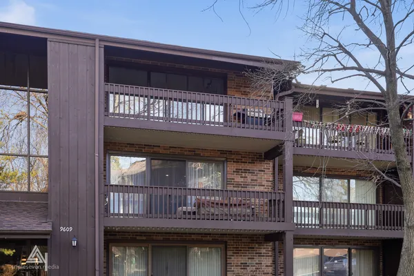 $235,000 | 9609 Austin Avenue, Unit W3, Oak Lawn, IL 60453