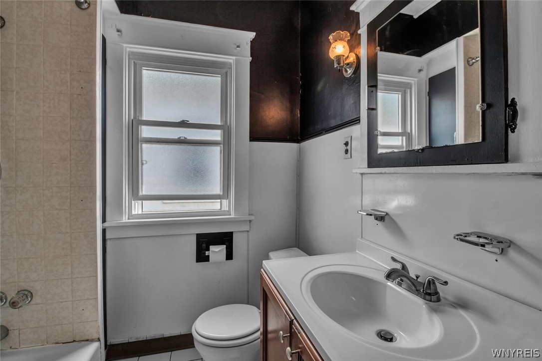 217 Commonwealth Avenue Buffalo, NY 14216 - Photo 28 of 38 Second Floor Bath