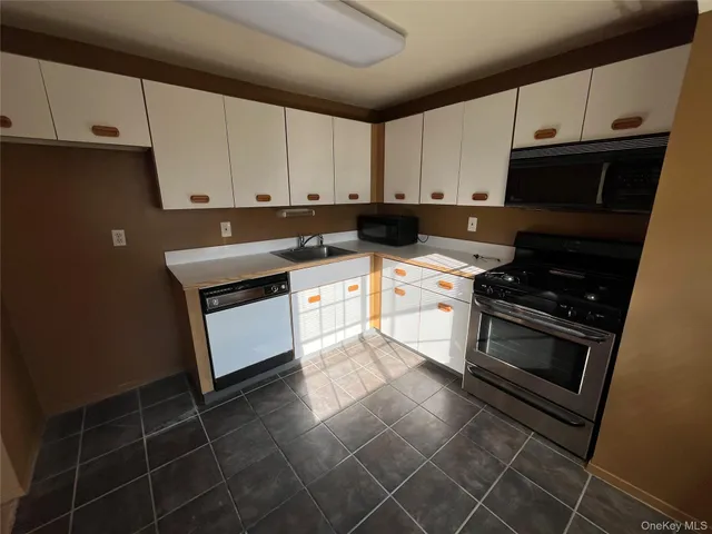 $250,000 | 45 Newbrook Lane, Unit 45, Bay Shore, NY 11706