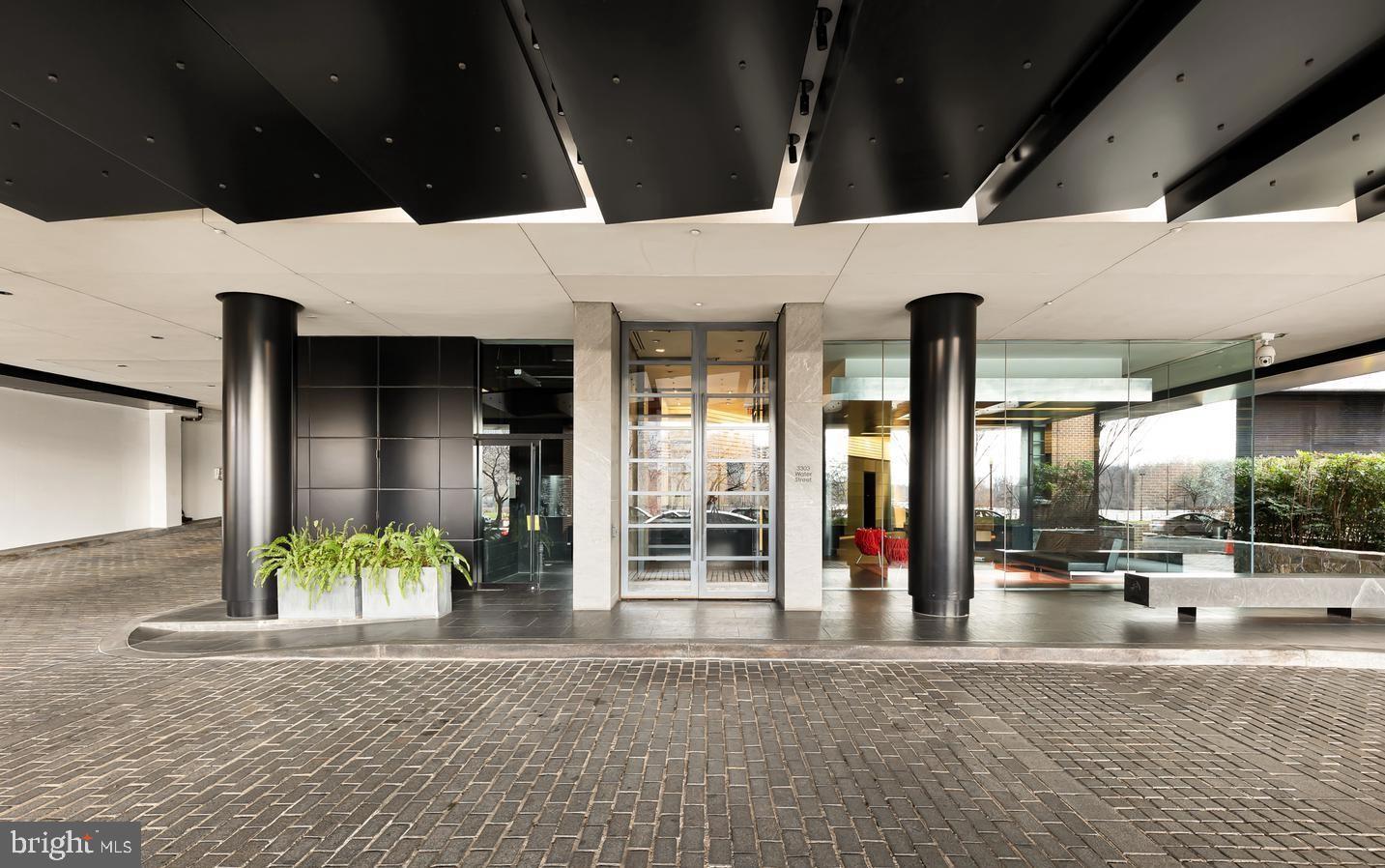 3303 Water Street Northwest, Unit 3L Washington, DC 20007 - Photo 5 of 40 Porte-cochère