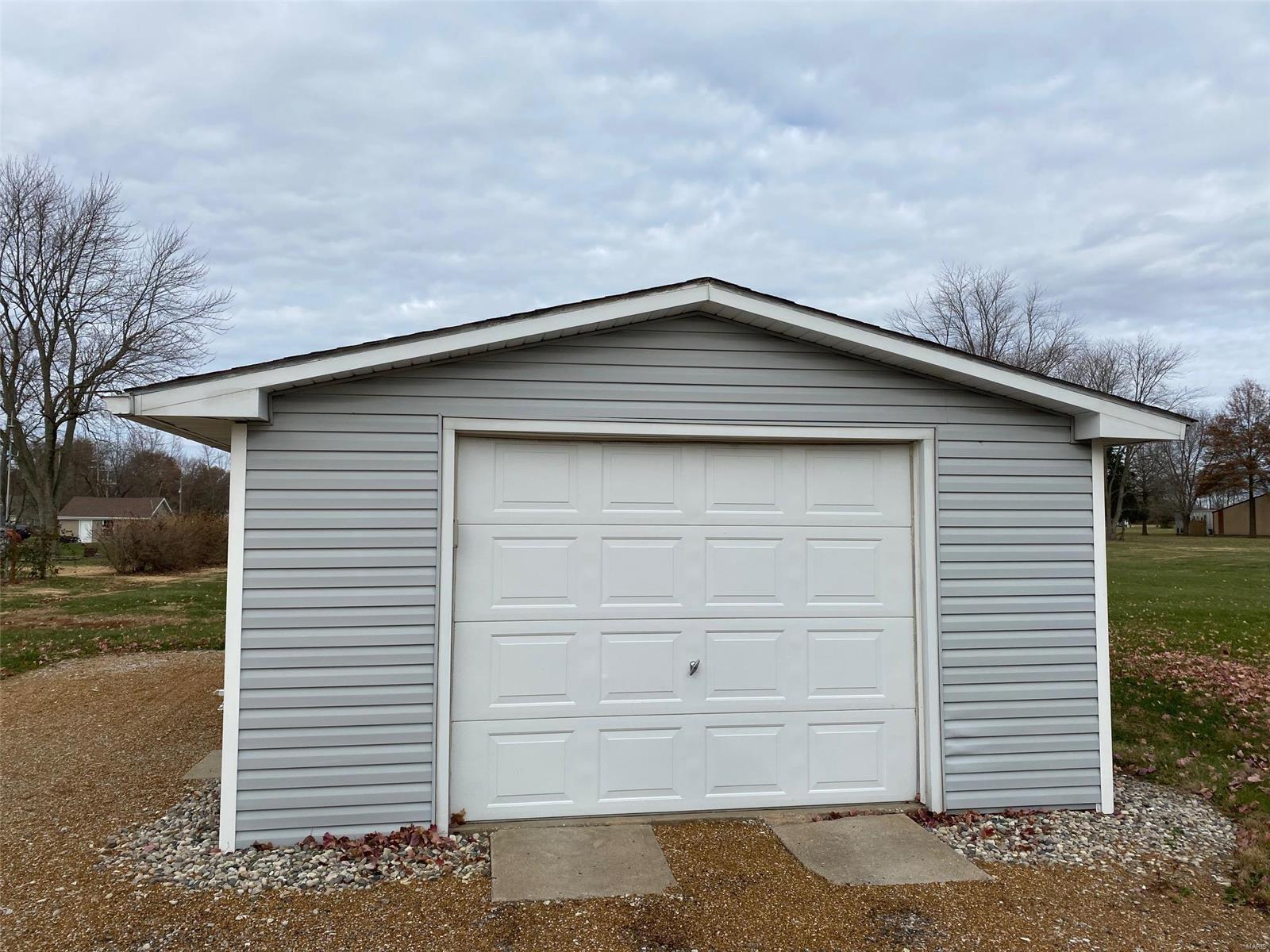20062 Staunton Road Staunton, IL 62088 - Photo 2 of 14