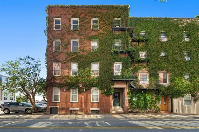 $2,500 | 105 West Fourth Street, Unit 3A, Boston, MA 02127