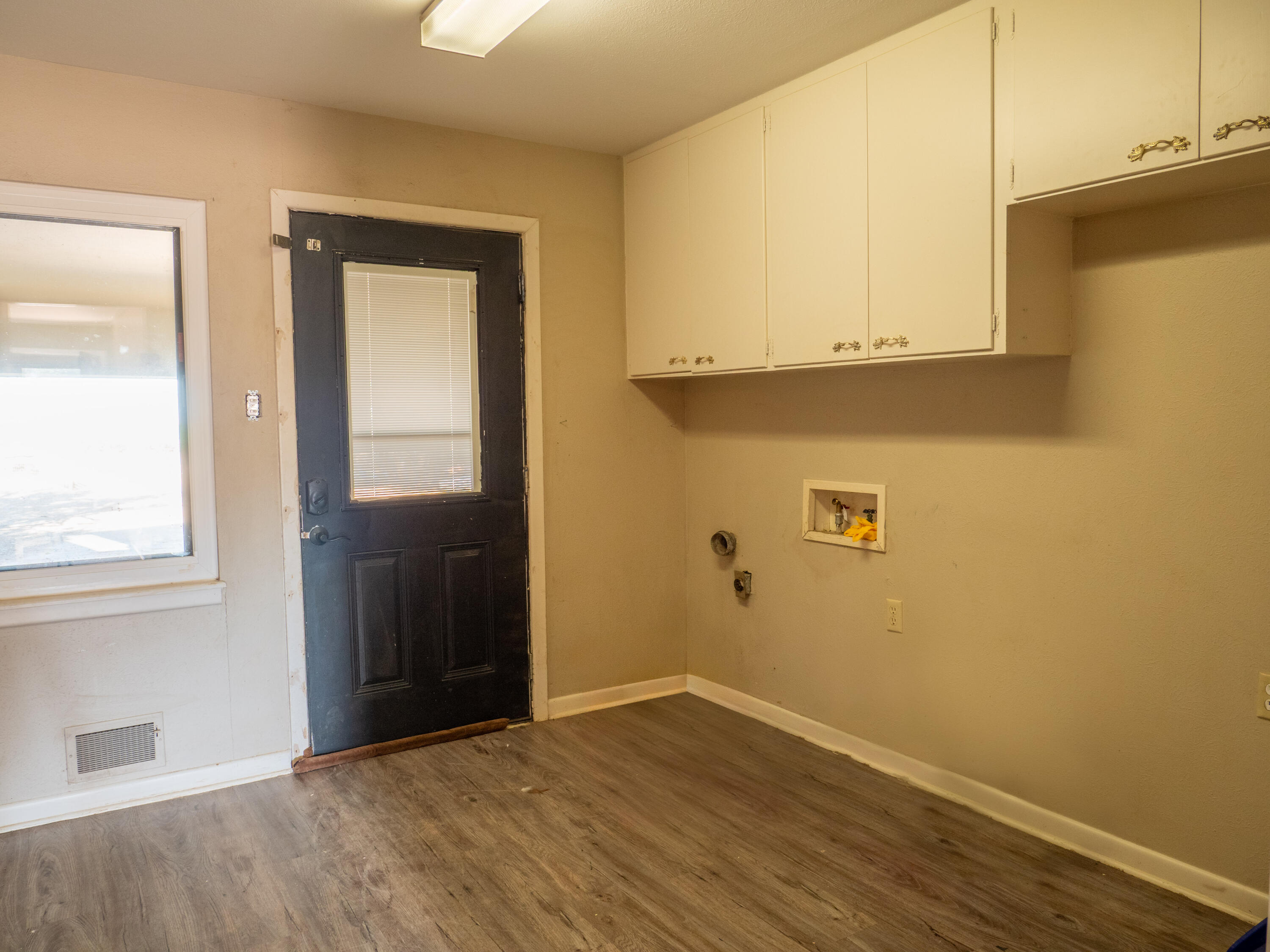 1131 County Road 125 Post, TX 79356 - Photo 24 of 27 a view of an empty room with wooden floor and a window