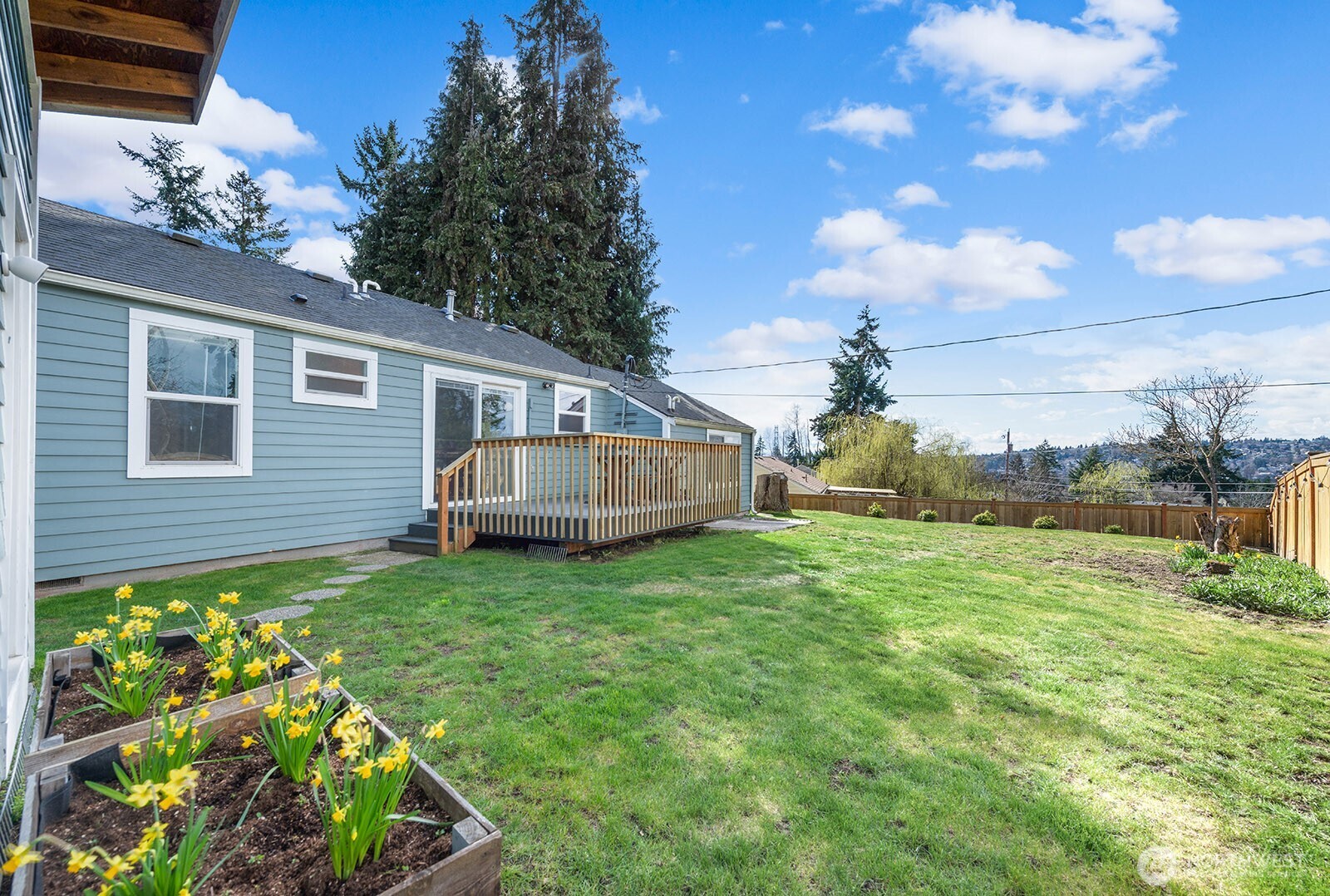 443 Windsor Way Northeast Renton, WA 98056 - Photo 27 of 28 a backyard of a house