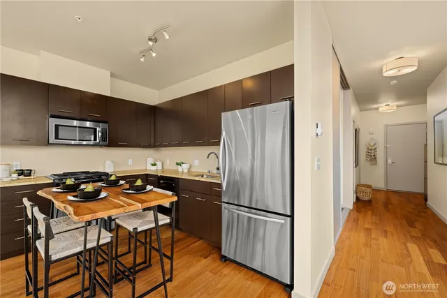 $349,500 | 2960 Eastlake Avenue East, Unit 403, Seattle, WA 98102