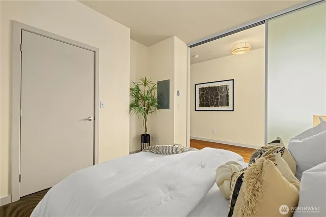 $349,500 | 2960 Eastlake Avenue East, Unit 403, Seattle, WA 98102