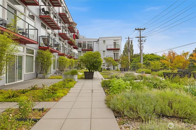 $349,500 | 2960 Eastlake Avenue East, Unit 403, Seattle, WA 98102