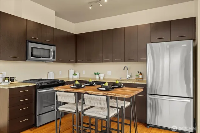 $349,500 | 2960 Eastlake Avenue East, Unit 403, Seattle, WA 98102