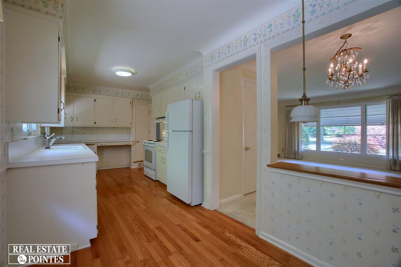 1680 Oxford Road Grosse Pointe Woods, MI 48236 - Photo 11 of 30