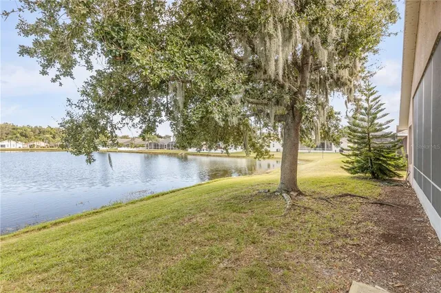 a view of a house with backyard and garden