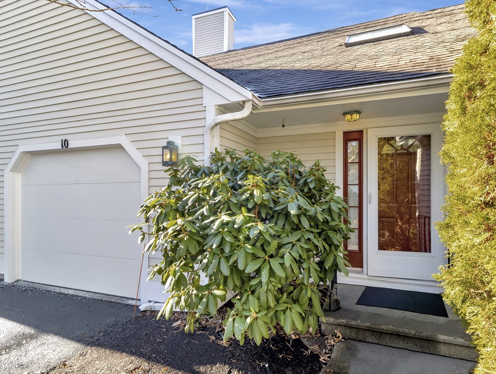 10 Kettle Lane, Unit 10 Mashpee, MA 02649 - Photo 2 of 25 a front view of a house