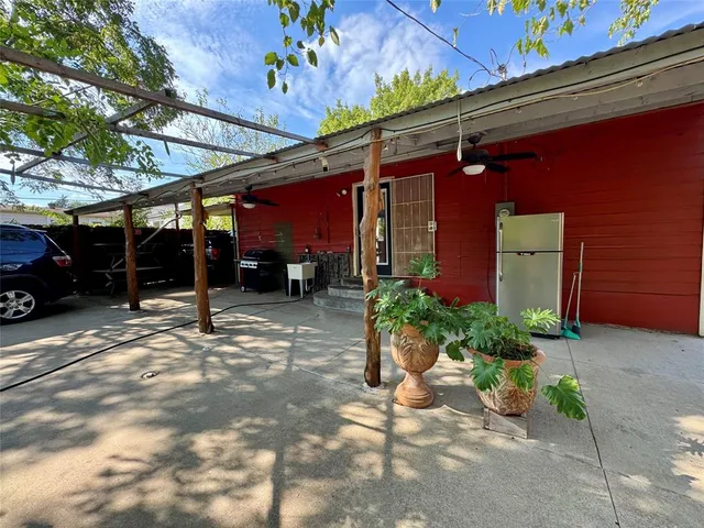 a view of a backyard