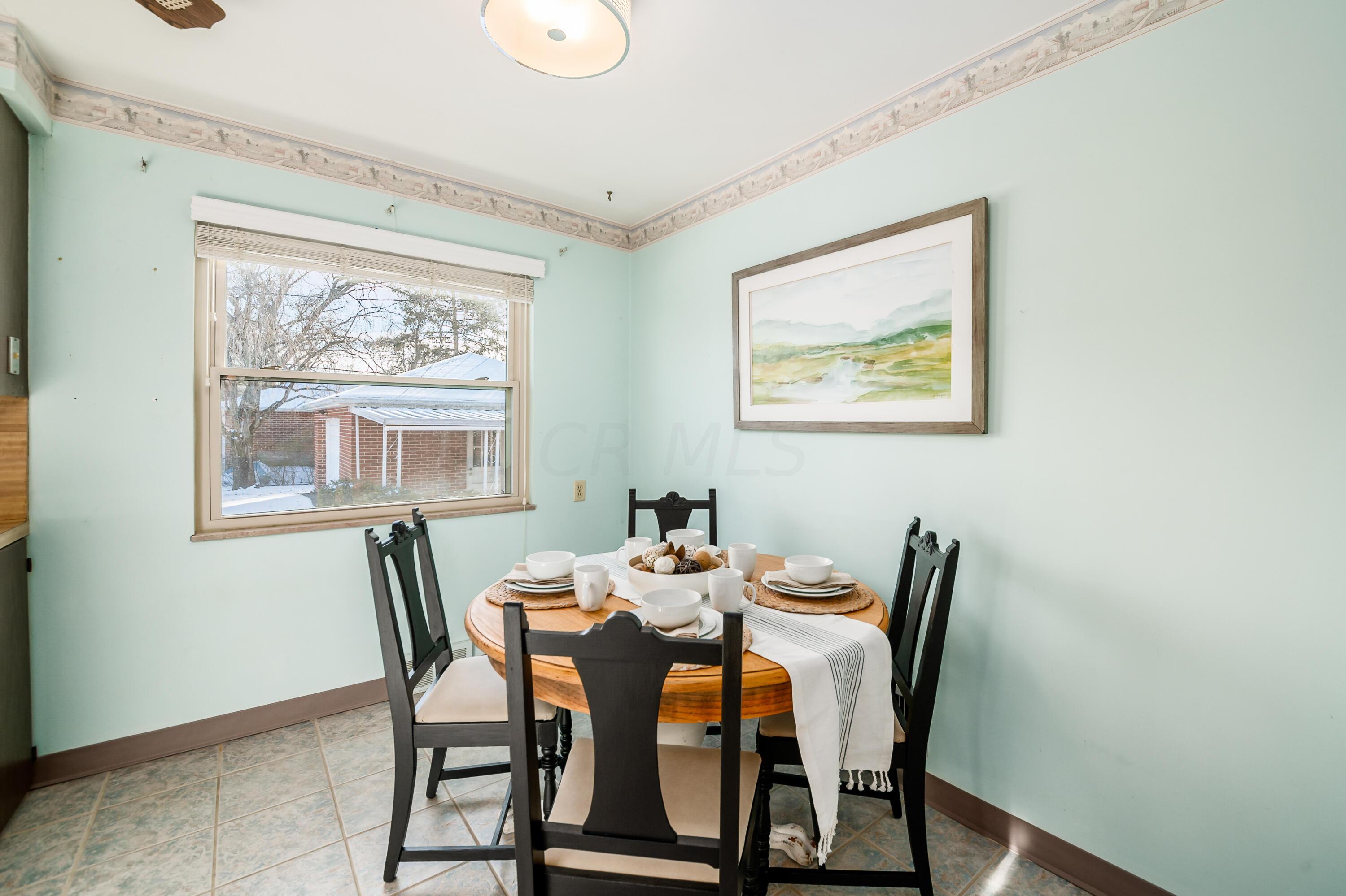 381 Garden Road Columbus, OH 43214 - Photo 23 of 40 381 Garden eating space 1
