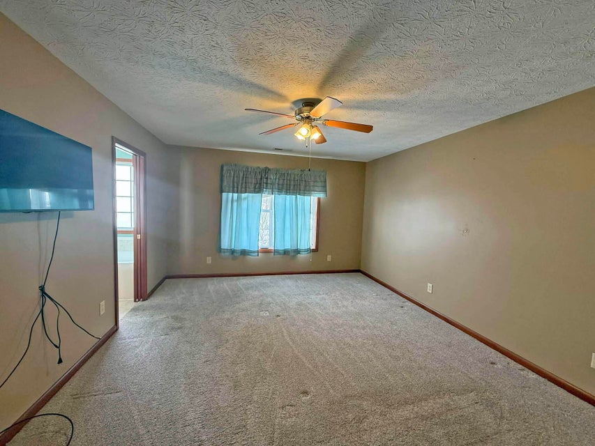 541 North Point Troy, OH 45373 - Photo 12 of 23 This expansive room offers comfortable carpeting and abundant natural light.