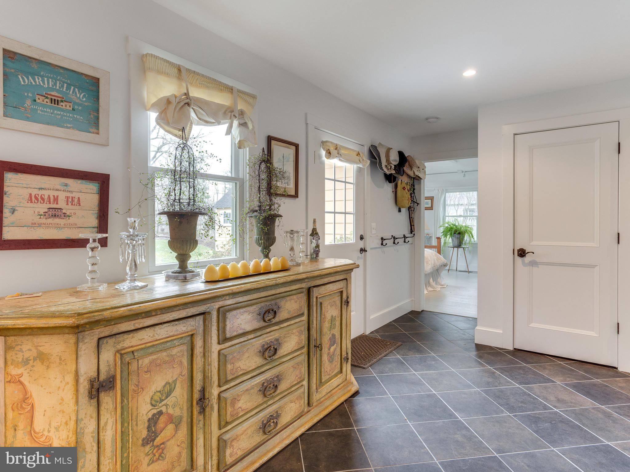 1144 Delaplane Grade Road Upperville, VA 20184 - Photo 2 of 19 Entryway Foyer